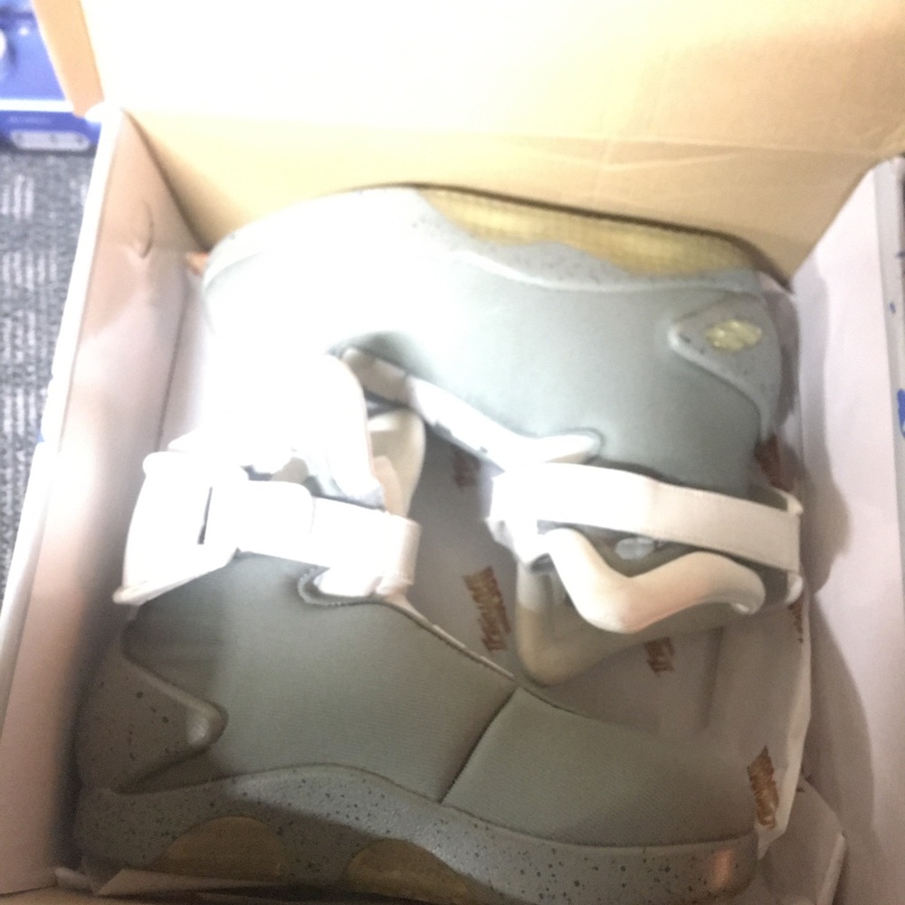 Back to the future part 2 official air mags sz 7